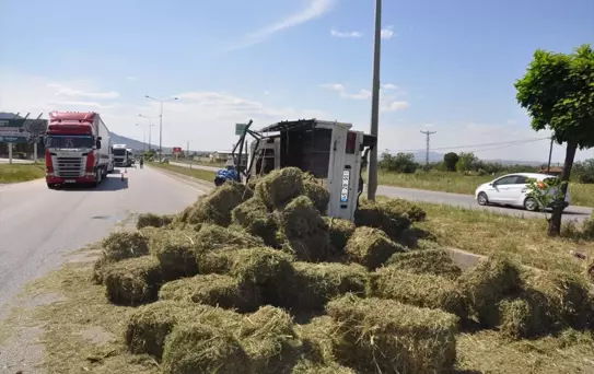 Salihli'de Kaza: Kamyonet Takla Attı
