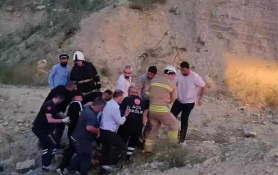 Mardin'de Otomobil Temel Çukuruna Düştü