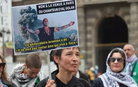 Paris'te Eyal Golan Konserine Protesto
