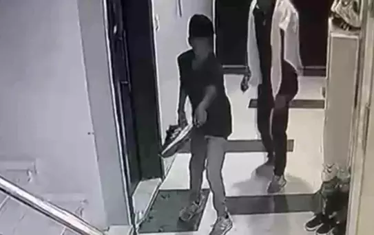 Çocuklar Ayakkabı Çaldı