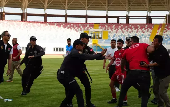 Son dakika golü sahayı karıştırdı! Çevik kuvvet sahaya indi