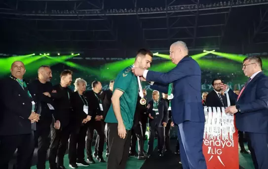 Şampiyonluk töreninde İbrahim Hacıosmanoğlu'na soğuk duş