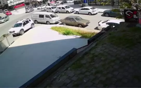 Arnavutköy'de Hırsızlık Anı Güvenlik Kamerasında