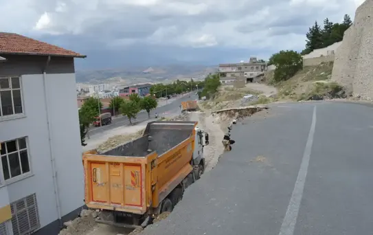 Mardin'de Yol ve İstinat Duvarı Okulun Bahçesine Çöktü