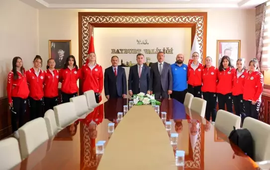 Voleybol Takımından Vali'ye Ziyaret