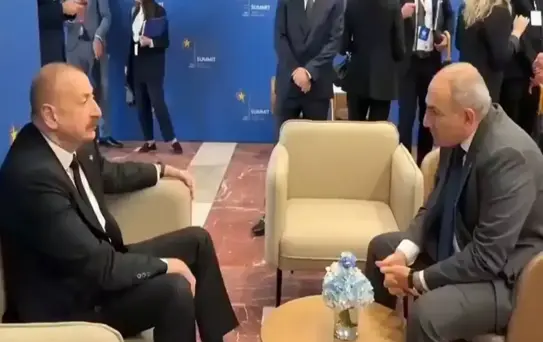 Paşinyan'ın Aliyev karşısındaki hali alay konusu oldu
