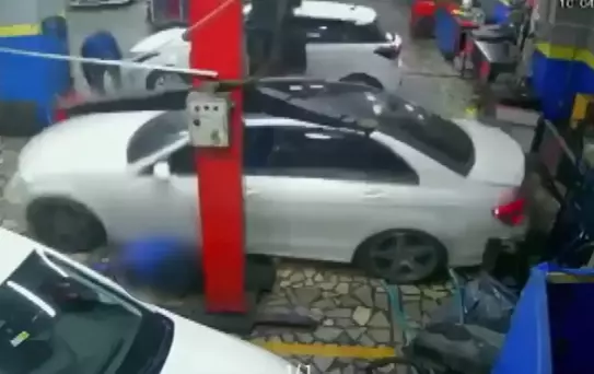 İş yeri sahibi 'Bir şey olmaz' dedi, tamirci 2.5 tonluk aracın altında kalarak can verdi