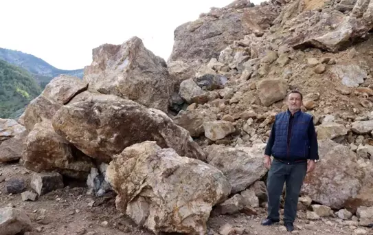 Oltu'da Heyelan Yol Ulaşımını Kapattı