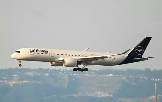 Pilot tuvalete gitti, yardımcısı kokpitte bayıldı! 200 yolcu pilotsuz kaldı