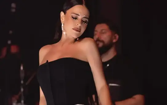 Ablasının ölümüyle sarsılan Simge Sağın, sahnede zor anlar yaşadı