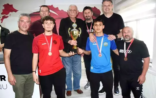 Kayseri Süper U-18 Ligi Şampiyonları Ödüllerini Aldı
