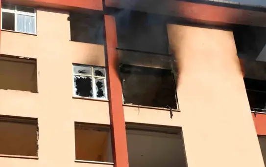 Rize'de Boşaltılan Apartmanın 8. Katında Yangın Çıktı