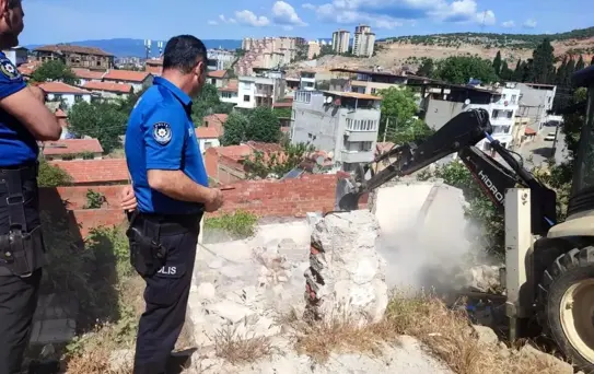 Edremit'te Metruk Bina Kontrollü Olarak Yıkıldı