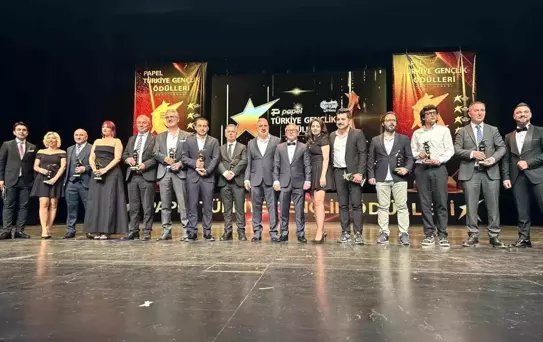 Bağcılar Belediye Başkanı Yasin Yıldız, Türkiye Gençlik Ödülleri'nde Gençlik Özel Ödülü'nü Aldı