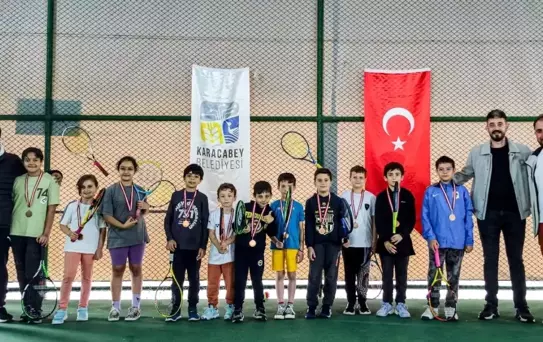 Karacabey Belediyesi'nden Minik Sporculara Tenis Turnuvası