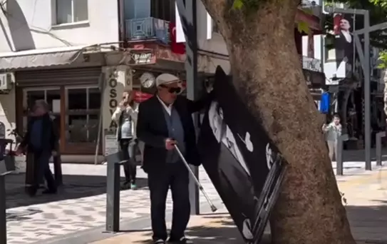 Atatürk portresini yere yatay koydular, sonrasında olanlar duygulandırdı
