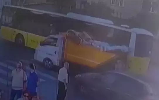 Çöp kamyonu temizlik işçisinin üzerinden geçti