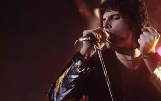Freddie Mercury'nin, yakın bir arkadaşının eşiyle yaşadığı kaçamak sonucu baba olduğu ortaya çıktı