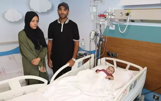 Adana Valisi Köşger, evlatlarını kaybeden Gazzeli aileye taziye ziyaretinde bulundu