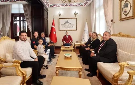 Afyonkarahisar Valisi Yiğitbaşı, başarılı iki personele belge verdi