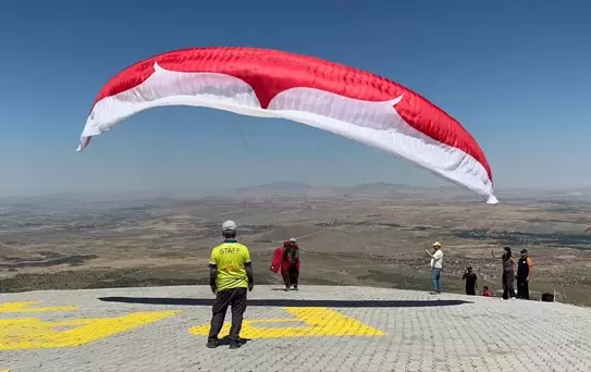 Aksaray’da Yamaç Paraşütü Dünya Kupası Devam Ediyor