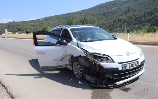 Taşova'da Otomobil Kazası: 3 Yaralı