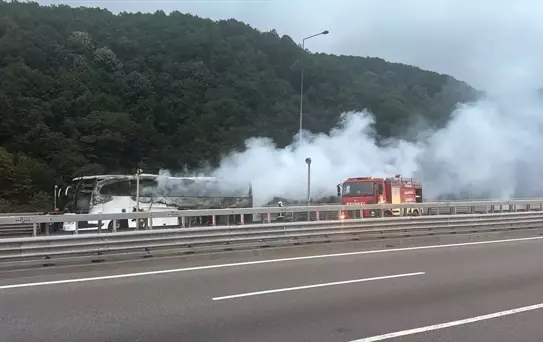 Düzce'de Otobüs Yangını: Ulaşım Kontrollü Sağlanıyor