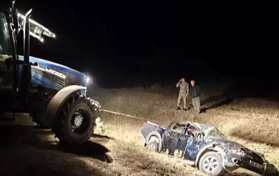 Yusufeli'nde Kamyonet Şarampole Devrildi