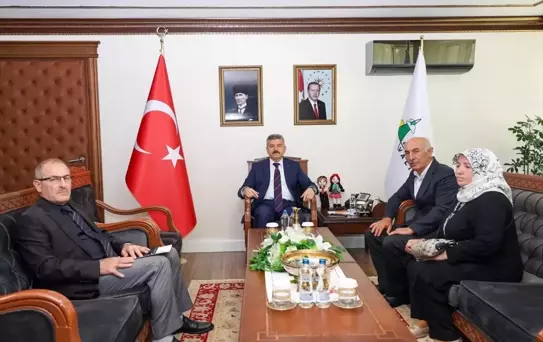 Artvin Valisi Ergün şehit ailesi ile bir araya geldi