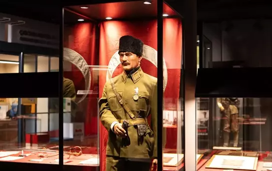 Atatürk'ün Üniforması ve Kılıcı Sergilendi