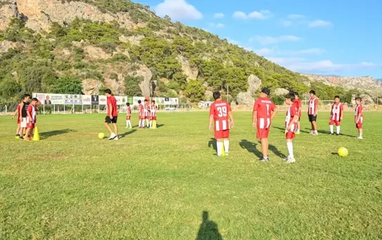 Başkan Avcıoğlu, Yaz Futbol Okulunu Ziyaret Etti