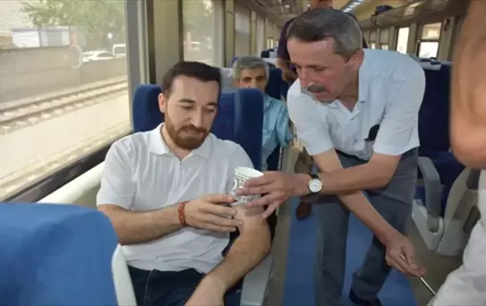 Batman'da Sıcak Hava İçin Yolculara Ayran İkramı