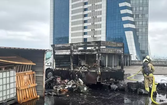 Bayrampaşa'da Hurda Kağıt Yüklü Kamyonet Yandı