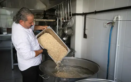 Aşure: Bereketin ve Dostluğun Simgesi