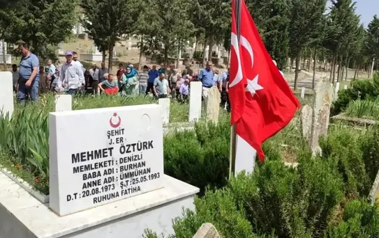 Bingöl'de şehit edilen 33 askerden birisi olan Denizlili er mezarı başında anıldı