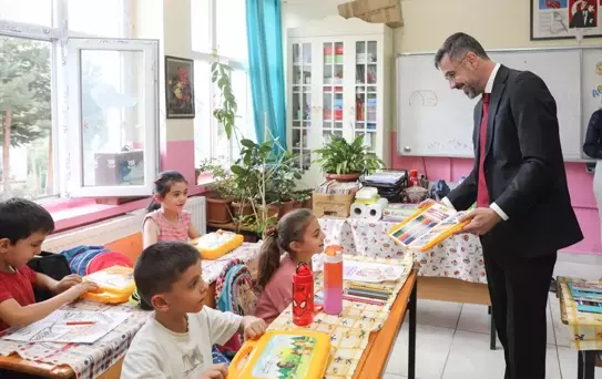 Bitlis Belediye Başkanı Tanğlay, öğrencilere boyama seti dağıttı