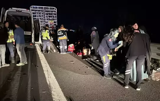 Bolu'da Otoyolda Minibüs Kamyona Çarptı: 16 Yaralı