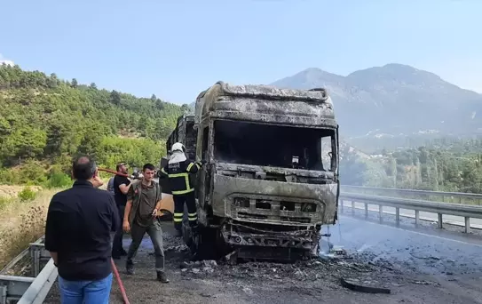 Burdur'da Yangın: Tır Kullanılamaz Hale Geldi