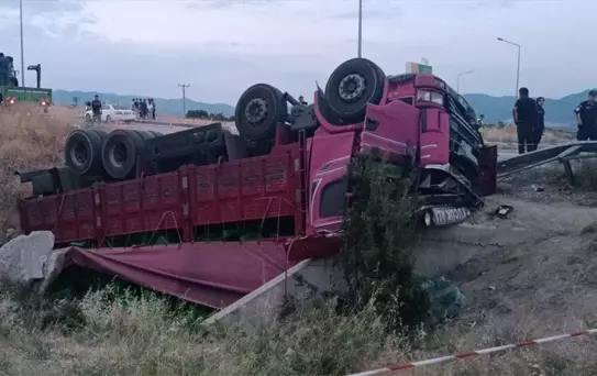 Gölhisar'da Kamyonet Devrildi, Sürücü Hayatını Kaybetti
