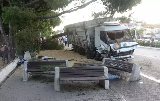 Çanakkale'de Freni Boşalan Kamyon Kazası