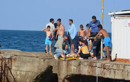Gelibolu'da Iskeden Düşen Genç Boğulma Tehlikesi Geçirdi