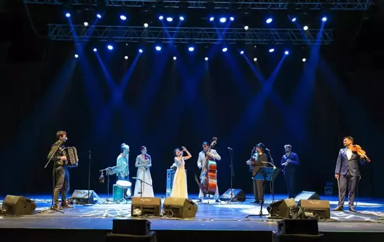 Candan Erçetin ve Barcelona Gipsy Balkan Orchestra Buluştu