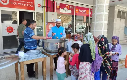 Çelikhan'da Aşure İkramı