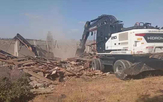 Dilovası'nda Metruk Binalar Yıkılıyor