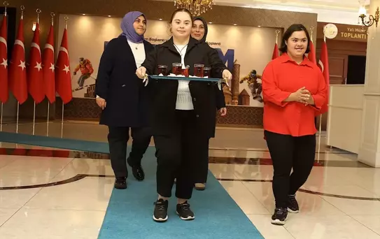 Valilikte Down Sendromlu İki Çalışan Neşe Kaynağı Oldu