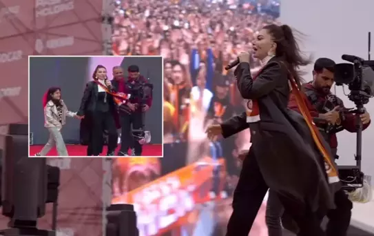 Ebru Yaşar, Galatasaray'ın şampiyonluk kutlamasında kızı ve oğluyla sahneye çıktı