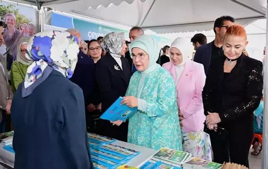 Emine Erdoğan Çevre Şenliği'ne katıldı, çocuklarla teraryum yaptı
