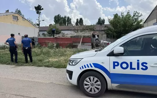 Bıçakla Polise Direnen Şüpheli Dolapta Yakalandı