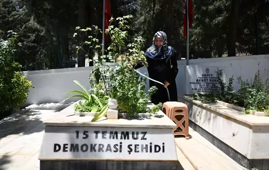 FETÖ'NÜN DARBE GİRİŞİMİNİN 9. YILI - Silah arkadaşları şehit polisin annesini 9 yıldır yalnız bırakmıyor