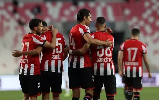 Sivasspor, Adana Demirspor'u 5-0 Yendi